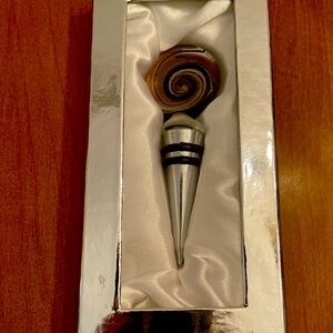 Silver and Brown Wine Stopper